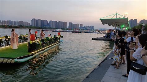 （咸阳）陕西咸阳：竹筏古装表演“秀”出咸阳湖最美风景 _www.isenlin.cn
