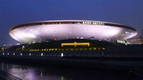 体育场馆显屏案例∣从中国首块符合NBA赛事标准的LED斗型屏说起