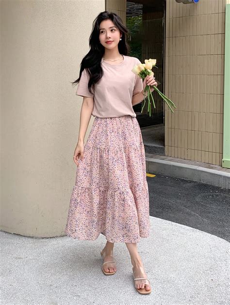 DAZY Solid Tee & Ditsy Floral Ruffle Hem Skirt | SHEIN USA