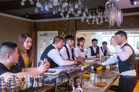 南京哪里有正规专业的调酒培训学校_南京欧米奇国际西点西餐学院