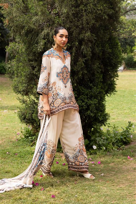 Ziya Ivory Mughal Print Hand-Embellished Farshi Set – INCHING INDIA