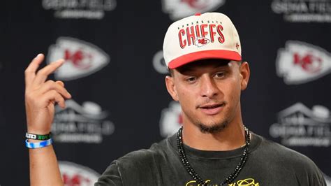 Chiefs’ Patrick Mahomes completes behind-the-back pass to Travis Kelce ...