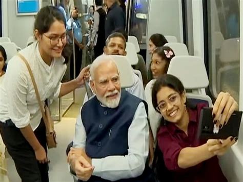 दिल्ली में मेट्रो स्टेशन के बाहर लंबी-लंबी कतारें, 50 फीसदी यात्रियों ...
