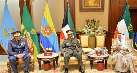 KUNA : His Highness Amir meets Kuwaiti military leaders