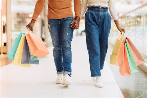 Closeup of black couple walking with shopping bags | Premium Photo
