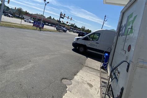 Amazon driver quits via Twitter, leaves van with packages on road