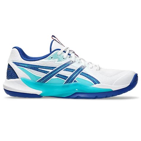 Comfortable and sturdy badminton footwear for men and women ...