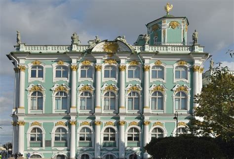 Экскурсия по Эрмитажу: лучшие маршруты для первого визита
