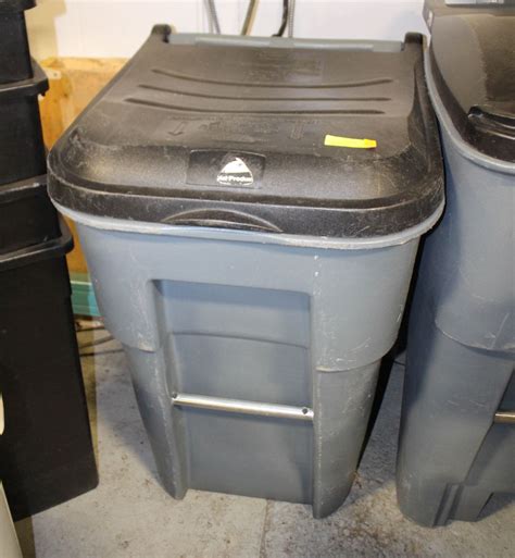 RUBBERMAID BRUTE 65 GAL TRASH BINS 22"X 30"X 40"