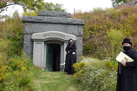 Are Dogs Allowed In Greenwood Cemetery