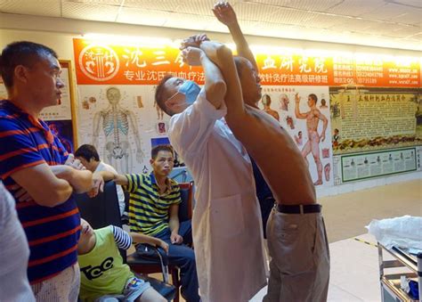 重庆：茶园来了“帮帮客”-人民图片网