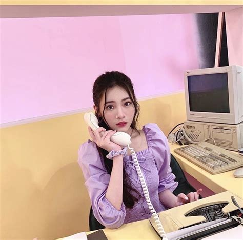 李㼈17歲女兒「萌坐辦公室打電話」上班族造型網瘋：想當同事！ - 民視新聞網