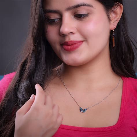 Necklaces & Pendants – Amishka Jewels