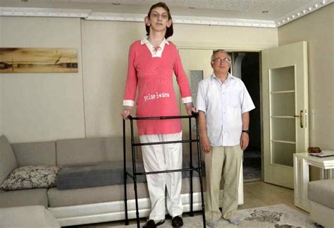 Rumeysa Gelgi Becomes The World Tallest Woman- मिलिए दुनिया की सबसे ...