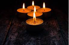 immagini candele accese candele accese da rilassarsi sul di legno fotografia stock immagini candele accese candele accese da rilassarsi sul di legno fotografia stock