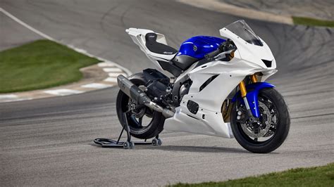 Comparaison des motos Yamaha R6 GYTR 2024 VS. Yamaha R3 2021