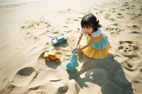 小男孩在热带沙滩上玩沙子高清图片下载-正版图片503583745-摄图网