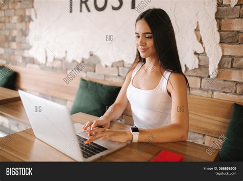 Girl Using Computer 的图像结果