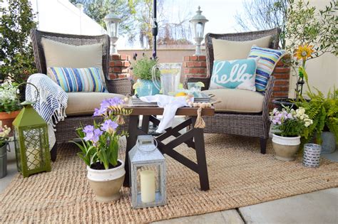 Small Space Patio Decorating Ideas with Really Comfortable Outdoor ...
