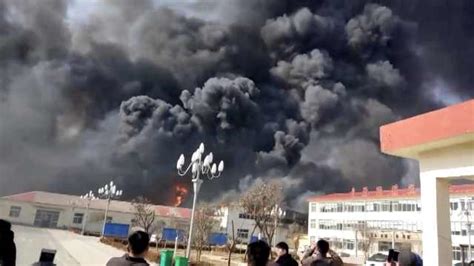 福建晋江一厂房起火致8人死亡，现场黑烟蔽日_一手Video-梨视频官网-Pear Video