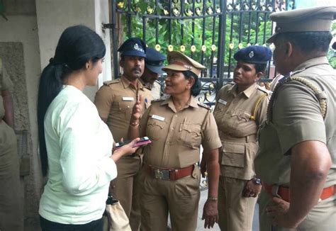 போராட்டத்தில் ஜூலி\police-block-julie-from-entering-nurse-protest