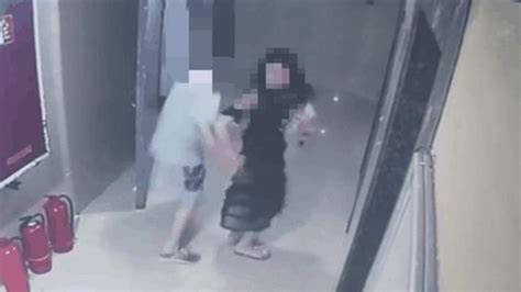 女子等电梯遭男子猥亵 嫌疑人已归案_中国网