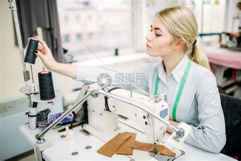 做缝纫工作的女工作员高清图片下载-正版图片302601641-摄图网