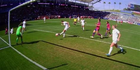 Incubo Moore: tre autogol in mezz'ora contro gli Usa