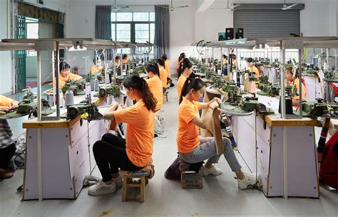 女工在电器厂工作摄影图__工业生产_现代科技_摄影图库_昵图网nipic.com