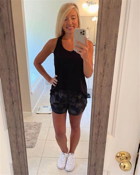 30 Coolest Soccer Mom Outfits That You Can Actually Wear