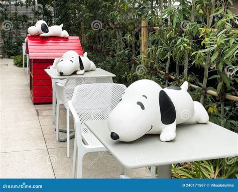 Snoopy Dogs And Doghouse At Peanuts Sunny Side Cafe In Harajuku. Tokyo ...