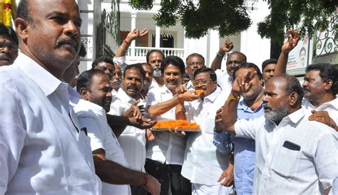 அதிமுக பெயர், கொடி, சின்னத்தை ஓபிஎஸ் பயன்படுத்த இடைக்கால தடை விதித்து ...