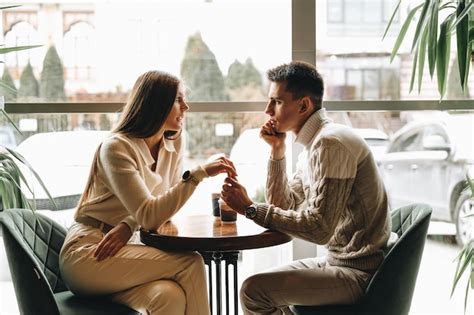 Two-Person Conversation 的图像结果