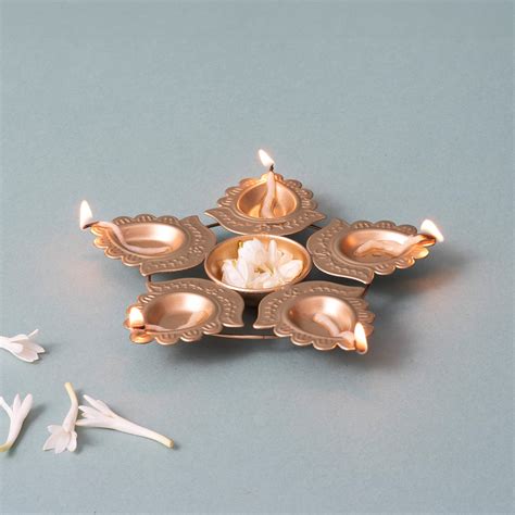 Elegant Golden Candle Holder Urli 5 Diyas – Nestroots