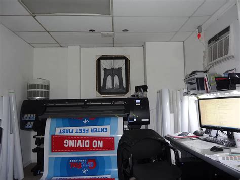 Shop Local Sign 的图像结果