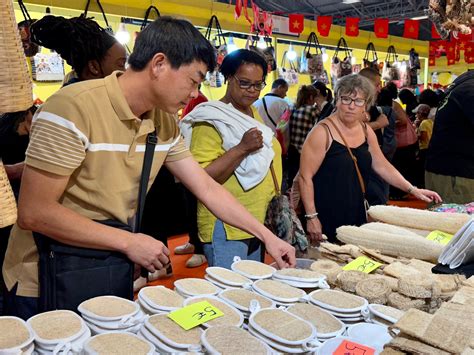 https://mediaen.vietnamplus.vn/images/2cba0b210f9f81f3e8e695971c109c8315d7b084a82690a8749047d116c6ab8bc37aaa2be5cb712bda2821394c97d542df74b89cddddcae2112af67a7570a087a87a15003dc991139e0c7ad5037cde7f09f612dfa8045b0b82c4de11fc064ee58bd58397e229bfeeefd65a867ccacb55/vna-potal-viet-nam-mang-san-pham-than-thien-moi-truong-toi-hoi-cho-paris-8010967.jpg?utm_source=chatgpt.com