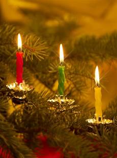 foto candele natalizie chiuda in su delle candele bruciano sull albero di foto candele natalizie chiuda in su delle candele bruciano sull albero di