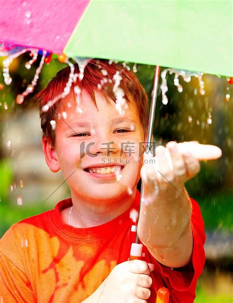 雨中撑伞的男孩…高清摄影大图-千库网