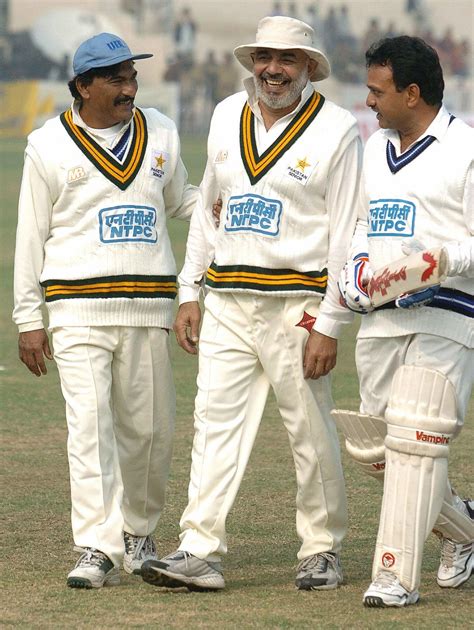 (From left) Former Pakistan Test players Mansoor Akhtar and Azmat Rana ...