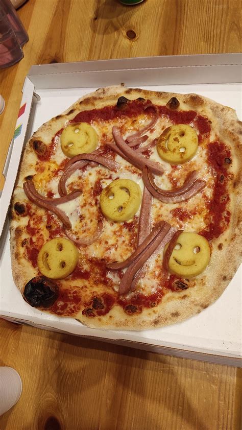 Stupid "American pizza" in Italy... : r/shittyfoodporn