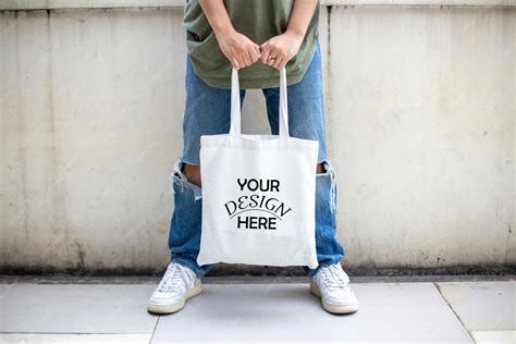 Premium PSD | Psd man carrying white tote bag mockup