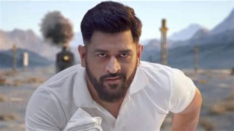 MS Dhoni की जीवनी, उम्र, पत्नी, नेटवर्थ, रिकॉर्ड्स, फैमली और करियर से ...