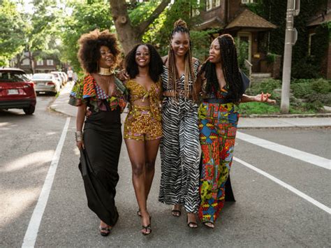 Black People Walking Together 的图像结果