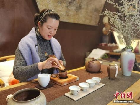 旅港内地茶艺师：在快节奏的香港慢慢做好中国茶_今日中国
