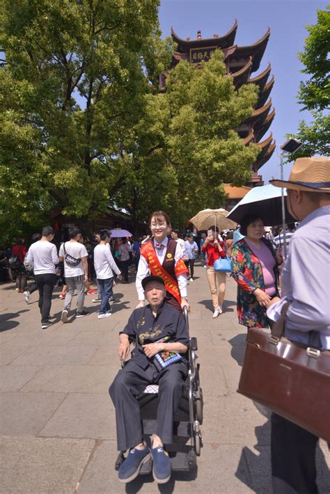 黄鹤楼爱心助残 帮助老年游客 实现登楼夙愿 - 中国公园