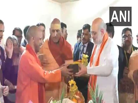 Home Minister Amit Shah visits Swami Avdheshanand Giri at his ashram in ...