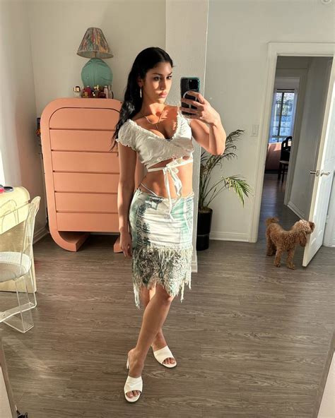 Queenie Sateen's feet