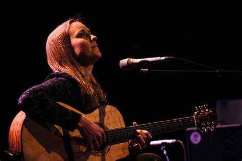 Julie Malia (Jule Malischke) - Weltklasse-Gitarristin und Singer ...