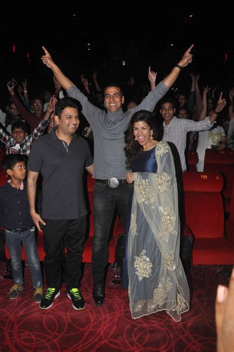 Airlift Cast: Akshay Kumar and Narmeet Kaur Interact with the Audeince ...