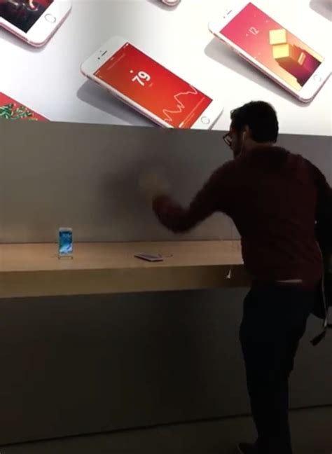 受了啥刺激？男子冲进苹果店连砸十多部iPhone